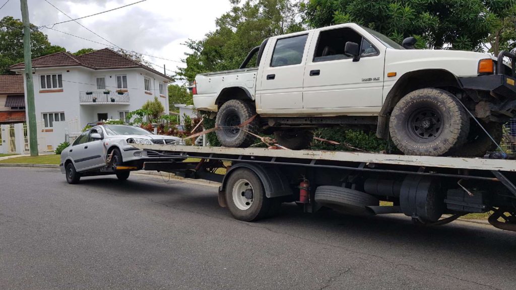Tow truck with 4WD Cash for Cars Gold Coast car removal