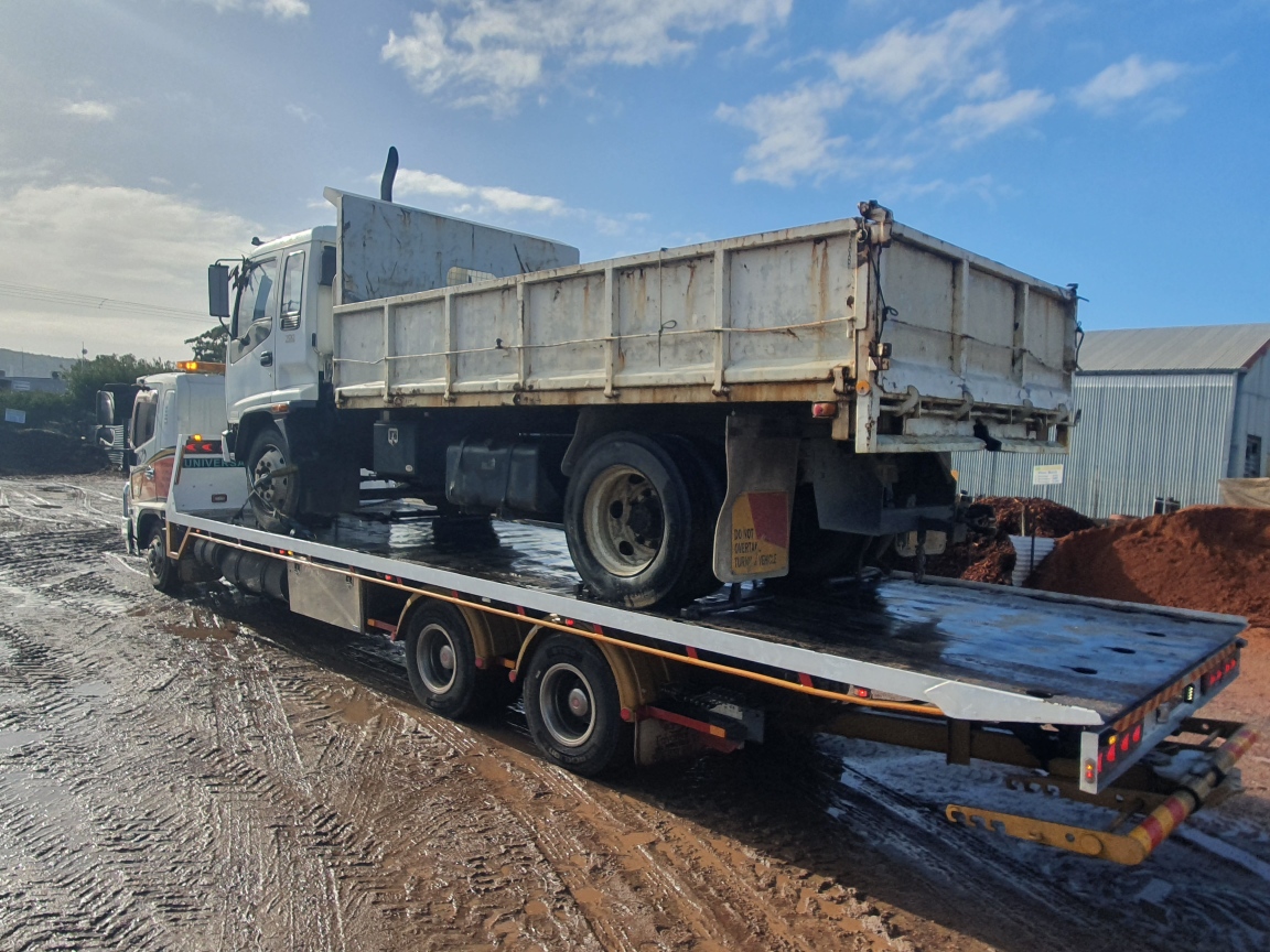 Tow truck with a truck on the traybed, cash for cars Gold Coast Scrap car removal free towing Gold coast suburbs