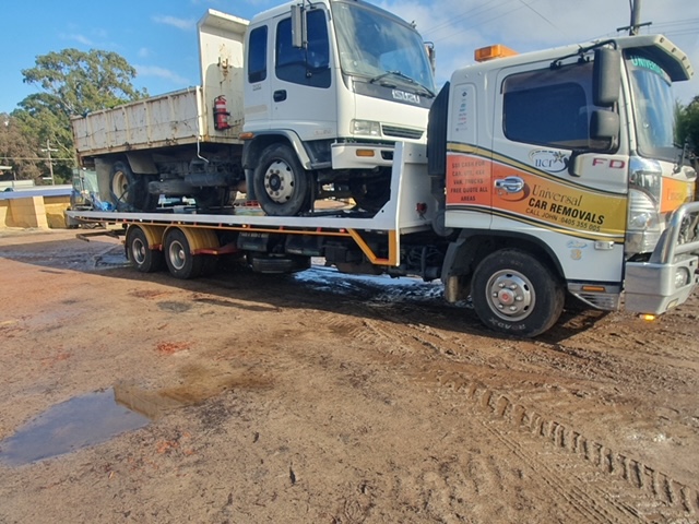 Tow truck with a truck on the traybed, cash for cars Gold Coast Scrap car removal free towing Gold coast suburbs